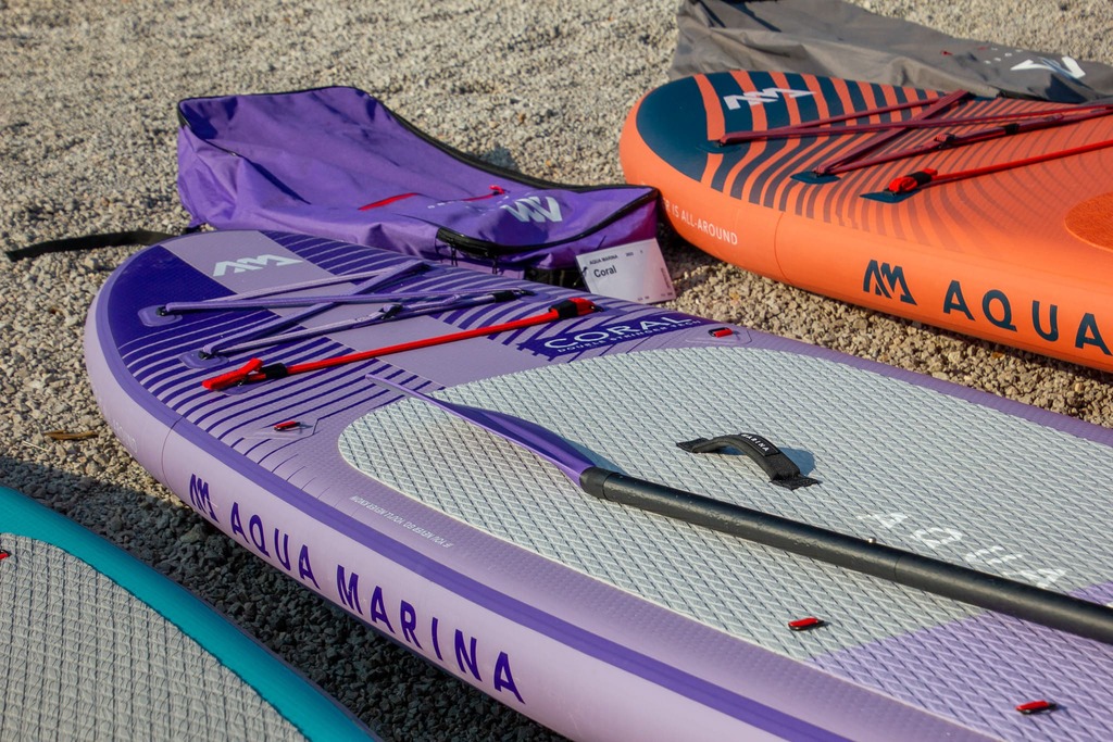 Deski sup Aqua Marina leżą na plaży 2023